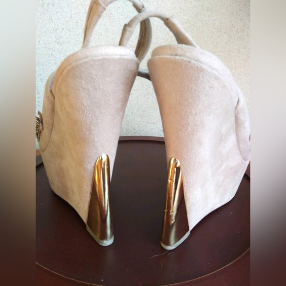 Wild pair beige platform shoes with flowers and golden details. Size 6.5 - Picture 6 of 13